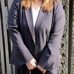 　取材に応じる、死亡したペット斎場の従業員の妻＝１７日午後、長崎地裁前