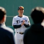 　秋季キャンプを打ち上げ、手締めをする阪神・藤川監督＝高知県安芸市