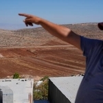 　数年前に破壊され、更地になったアブアリアさんのオリーブ畑＝１０月２７日、ヨルダン川西岸ムガイヤ（共同）