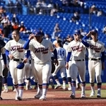 　決勝進出を決めた神戸国際大付ナインら＝神宮