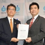 　松本文科相（右）に要望書を手渡す宮崎県の河野俊嗣知事＝１７日午後、文科省
