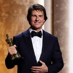 　米ロサンゼルスの式典で、ポーズをとるトム・クルーズさん＝１６日（ロイター＝共同）