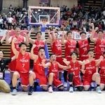 　アルゼンチンに勝利しポーズをとる選手ら＝大田区総合体育館