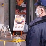 　女性が刺された現場ビルに張られた音楽ライブのポスター。バツ印が付けられていた＝１６日、東京都港区