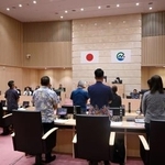 　古謝景春市長に対する２度目の不信任決議を可決した沖縄県南城市議会の臨時議会＝１７日午後