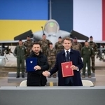 　ウクライナのゼレンスキー大統領（左）とフランスのマクロン大統領＝１７日、パリ（ウクライナ大統領府提供、ゲッティ＝共同）