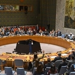 　ガザ和平計画を支持する決議を採択する国連安全保障理事会＝１７日、米ニューヨークの国連本部（共同）