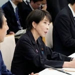 　人口戦略本部の初会合であいさつする高市首相（中央）＝１８日午前、首相官邸