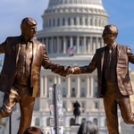 　米連邦議会近くに設置されたトランプ大統領とエプスタイン氏が手をつなぐ像＝１０月、ワシントン（ＡＰ＝共同）