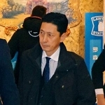 　宿泊先のホテルを出発する外務省の金井正彰アジア大洋州局長＝１８日、北京（共同）