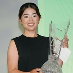 　米女子プロゴルフ協会の授賞式で新人賞を受賞した山下美夢有＝ネープルズ（共同）