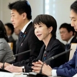 　感染症危機管理対応訓練の政府対策本部会合であいさつする高市首相（手前から２人目）＝１８日午前、首相官邸