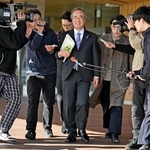 　福島第１原発の周辺を視察し、報道陣に囲まれる新潟県の花角英世知事（中央）１８日午後、福島県大熊町