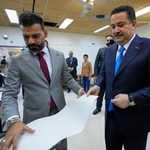 　イラクの国会選で投票するスダニ首相（右）＝１１日、バグダッド（ＡＰ＝共同）