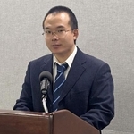 　１７日、米ワシントンで記者会見する董一夫氏（共同）