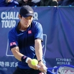 　復帰戦でプレーする男子テニスの錦織圭＝横浜市