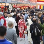 　多くの外国人観光客らでにぎわう東京・浅草の仲見世通り＝１８日午後