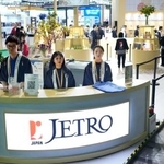 　「中国国際輸入博覧会」に出展したジェトロのブース＝５日、中国上海市（共同）