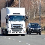 　周囲の車の状況を把握し車線変更するいすゞ自動車の自動運転トラック＝１８日午前、北海道むかわ町