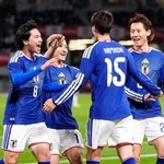 　日本-ボリビア　前半、先制ゴールを決めた鎌田（１５）を祝福する南野（左端）ら＝国立競技場