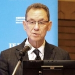 　記者会見する米国研究製薬工業協会のアルバート・ブーラ会長＝１８日午前、東京都千代田区