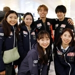 　フィギュアスケートのＧＰシリーズ最終第６戦出場のため、ヘルシンキ空港に到着した（前列左から）松生理乃、住吉りをん、（後列左から）千葉百音、長岡柚奈、森口澄士、山本草太＝１８日（共同）