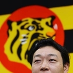 　契約更改交渉を終え、記者会見する阪神・大山＝１８日、兵庫県西宮市の球団事務所