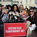 　エプスタイン氏を巡る疑惑の資料開示について記者会見する被害者ら＝１８日、ワシントン（ロイター＝共同）