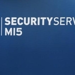 　英情報局保安部（ＭＩ５）の本部に掲示されたロゴ＝ロンドン（ＡＰ＝共同）