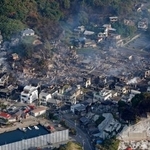 　大分市佐賀関の大規模火災現場＝１９日午前８時４５分（共同通信社ヘリから）