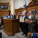 　ウクライナの議会で内閣総辞職を要求する野党議員＝１８日、キーウ（ＡＰ＝共同）