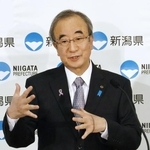 　新潟県庁で定例記者会見をする花角英世知事＝１９日午前