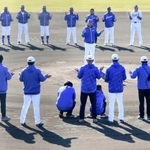 　ナゴヤ球場での秋季キャンプを終え、手締めをする中日の選手ら