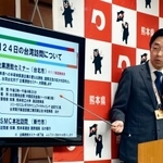 　記者会見する熊本県の木村敬知事＝１９日午前、熊本県庁