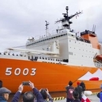 　海上自衛隊横須賀基地から出港する南極観測船「しらせ」と見送る家族や関係者＝１９日午前