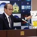 　広島市役所で記者会見する松井一実市長＝１９日午後