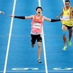 　「東京デフリンピック」陸上男子４００メートル決勝でゴールする山田真樹（中央）。金メダルを獲得した＝１９日、東京・駒沢陸上競技場