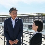 　水上ショーの会場で取材に応じるダイキン工業の松本親明氏（左）と太田由美氏＝１０月、大阪市此花区の夢洲