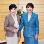 　握手する高市首相（右）と東京都の小池百合子知事＝１９日午後、首相官邸
