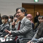 　「一日留学生」として、スウェーデン語専攻の特別講義に参加した大阪大特任教授の坂口志文さん＝１９日午前、大阪府箕面市