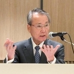 　福井市で記者会見する経団連の筒井義信会長＝１９日午後