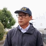 　取材に応じる運輸安全委員会の日下順詞航空事故調査官＝１９日午後４時４分、佐賀市