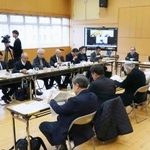 　展示の更新に関する中間報告が行われた長崎原爆資料館の運営審議会＝１９日午前、長崎市