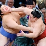 　隆の勝（右）に攻められる大の里。引き落としで敗れる＝福岡国際センター