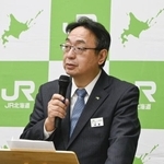 　記者会見するＪＲ北海道の綿貫泰之社長＝１９日午後、札幌市