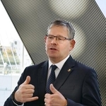 　手話で取材に応じる国際ろう者スポーツ委員会のコーサ会長＝１９日、東京都江東区