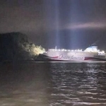 　１９日、韓国・新安沖で座礁した旅客船（木浦海洋警察署提供・聯合＝共同）