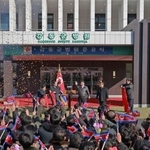 　北朝鮮の平壌郊外江東郡の病院で開かれた完工式。金正恩朝鮮労働党総書記（奥右から３人目）が出席した＝１９日（朝鮮通信＝共同）