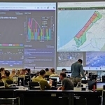 　軍民調整センターにあるガザ地区の地図が映し出されたスクリーン＝１９日、イスラエル中部キリヤトガト（共同）