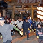 　桐生西宮神社で開催された「福男選び」で走る参加者＝２０日午前６時６分、群馬県桐生市